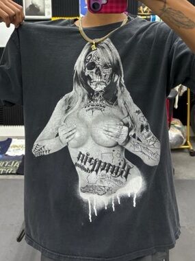 VINTAGE and Y2K skull woman black graphic tee!!